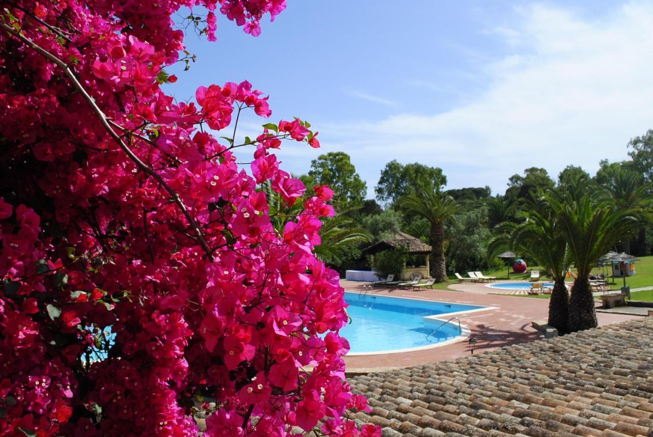 Hotel Costa Dei Fiori Santa Margherita di Pula Exterior foto